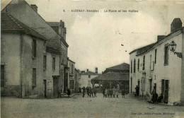 Aizenay * La Place Et Les Halles * Café - Aizenay