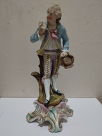 Antigua Figura De Porcelana De Un Hombre. Hecha Por Ernst Bohne Söhne. EBS. Rudolstadt; ALEMANYA. - Autres & Non Classés