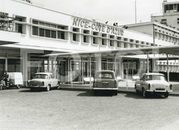 1961 ORIGINAL AMATEUR PHOTO FOTO SIMCA ARONDE PEUGEOT 403 NICE AEROPORT FRANCE AIRPORT Mns105 TRICYCLE - Automobiles