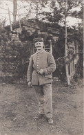 CARTE PHOTO  ALLEMANDE - GUERRE 14-18 - SOLDAT DEVANT UN ABRI EN BOIS - Guerre 1914-18