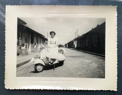 Jeune Femme Posant Sur Un Scooter Vespa Dans Un Coron  Snapshot 1950-1960 - Automobiles