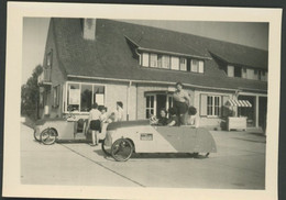 Photo Originale 6 X 9 Cm - 1953 - Cuistax - Voiture à Pédales - Pub Nescafé - A Situer - Voir Scan - Automobiles