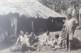 96 - CPA - GUINEE FRANÇAISE - 1907 - ACHAT DU CAOUTCHOUC EN FACTORERIE - COUPAGE DES BOULES - Guinée Française