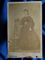 Photo CDV Anonyme - Jeune Femme En Pied, Robe à Crinoline, Circa 1865 L199 - Antiche (ante 1900)