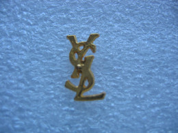 Pin's Du Logo Yves Saint Laurent (petit Modèle). Hauteur Du Pin's 15mm - Perfume