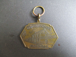 Oude Koperkleurige Medaille  GEMEENTESCHOOL  -- VARSENARE - Jabbeke
