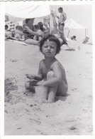 Old Real Original Photo - Nude Little Girl Playing On The Beach - 1967 - Ca. 8.5x6 Cm - Anonieme Personen