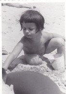 Old Real Original Photo - Nude Little Girl Playing On The Beach - 1967 - Ca. 8.5x6 Cm - Anonieme Personen