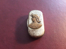 Ancienne Boîte à Priser Pilules Ou Autres Portrait ( Bronze ) Jeanne D’arc Début XX éme - Scatole/Bauli
