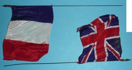 Lot De 2 Anciens Drapeaux France & Royaume Uni Métal Plastique Et Tissu Angleterre Union Jack Bleu Blanc Rouge - Drapeaux