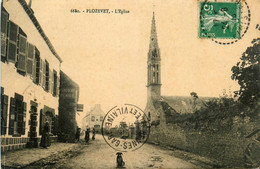 Plozévet * Rue Et Vue Sur L'église - Plozevet