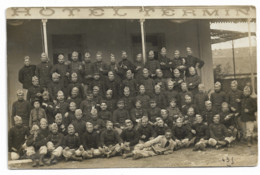 HYERES 1915 -- CARTE PHOTO, D'un Groupe De Militaires Devant L'Hotel Terminus -- Voir Texte Verso - MILITARIA - Ww1 - Hyeres