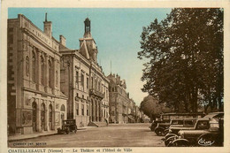 Châtellerault * La Place Du Village Et De L'hôtel De Ville * Automobile Voiture Ancienne - Chatellerault