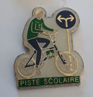 BD135 Pin's Vélo Cyclisme PISTE SCOLAIRE Assurance GROUPAMA Achat Immédiat - Administrations