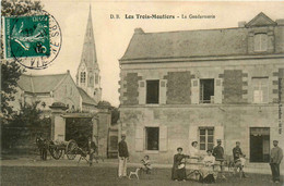 Les Trois Moutiers * La Cour De La Caserne De La Gendarmerie Nationale * Gendarmes - Les Trois Moutiers