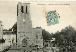 Vendeuvre Du Poitou * La Place De L'église Du Village * Jour De Fête - Sonstige & Ohne Zuordnung