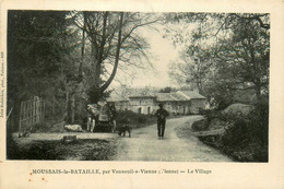 Vouneuil Sur Vienne * Village Hameau Faubourg Moussais La Bataille * Rue Et Automobile Voiture Ancienne - Vouneuil Sur Vienne