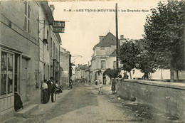 Les Trois Moutiers * La Grande Rue Du Village * Débitant LECOMTE - Les Trois Moutiers
