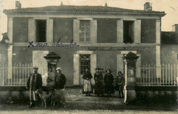 Les Nouillers * Façade La Poste Et La Mairie * Villageois - Otros & Sin Clasificación