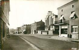 CERISAY Les Halles Et Route De Pouzauges - SM - Cerizay