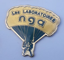 BB13 Pin's Les Laboratoires NGA Parachute Laboratoire Pharmacie à Puteaux à Soissons Aisne Hauts-de-Seine Achat Immédiat - Médical