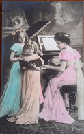 Grete Reinwald Singing At The Piano - Retratos