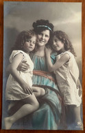 Grete Reinwald With Mother And Sister - Retratos