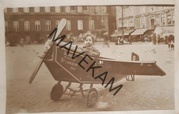Cpa Photo "Enfant Dans Un Avion - Souvenir De La Place St Lambert  1931" Pigeons - Andere