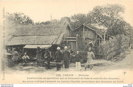 (D) Viêt-Nam TONKIN. Habitations En Paillottes Face Aux Douanes à Monçay Vers 1900 - Vietnam