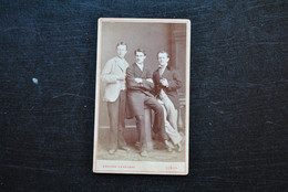 Photo Originale Cdv Portrait De 3 Jeunes Hommes à Identifier Photographe Adolphe Erkelenz Liège Bourgeoisie Noblesse - Persone Anonimi