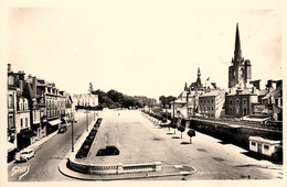 Redon * La Place De La République * Automobile Voiture Ancienne - Redon