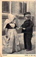 CPA Enfants Costumés - Zeeland - Dokter In Den Dop - Grupo De Niños Y Familias