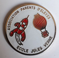 Q72 Pin's Thème Tintin Hergé Fusée Montgolfière école Jules Verne  La Montagne Loire Atlantique - Cities