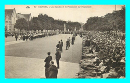 A702 / 255 65 - LOURDES Les Malades Et La Procession Sur L'esplanade - Lourdes