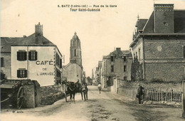 Batz Sur Mer * La Rue De La Gare * La Tour St Guénolé * Café De L'arrivée * Attelage - Batz-sur-Mer (Bourg De B.)