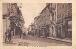 CPA 38 RIVES RUE DE LA REPUBLIQUE - Altri & Non Classificati