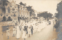 CPA ASIE CARTE PHOTO D'UNE PROCESSION D'EUROPEENS SITUEE AU VIET NAM A HANOI OU HAIPHONG A IDENTIFIER - Viêt-Nam