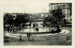 Brest * La Place Du Château * La Fontaine - Brest