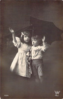 CPA Fantaisie - Deux Enfants Sous Un Parapluie - Children And Family Groups