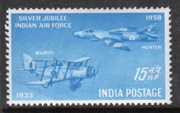 India 1958 Single  15np Stamp To Celebrate Silver Jubilee Of Air Force Showing Plane Overhead In Mounted Mint - Neufs