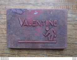 Assez Rare Petite Plaque  En Pierre Ou Caoutchouc Dur ?  ( L 8,5 X L 5,5 Ep 0,5 Cm ) Avec Pub De La Peinture Valentine - Autres & Non Classés