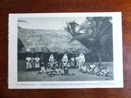 AFRIQUE (DAHOMAY)  SOEURS MISSIONNAIRES DE NOTRE DAME DES APOTRES EN PROMENADE AVEC LEURS ELEVES. - Dahomey