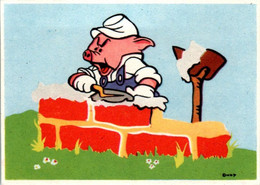 Walt Disney Image Cochon Pig Maiale Maçonnerie Masonry Brique Brick Dos Blanc 7,3 Cm X 10 Cm En TB.Etat - Other & Unclassified