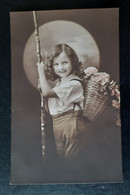 Young Girl Carrying Flowers In A Basket Ettlinger Postcard - Otros