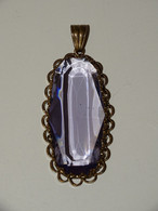 *JOLI PENDENTIF FANTAISIE GROSSE PIERRE VERRE MAUVE TRANSPARENT MONTURE LAITON E - Pendenti