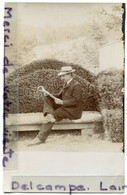 - Carte Photo - Dans Le Midi, Homme Lisant Le Petit Provençal, Jardin, Non écrite,  TBE, Scans. - Photographs