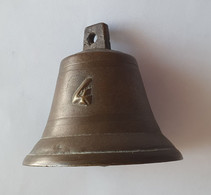 Ancienne Cloche Clochette Vraisemblablement En Bronze - Bells