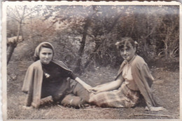 Old Real Original Photo -  2 Young Girls Posing In The Park - Samokov - Ca. 8.5x6 Cm - Anonyme Personen