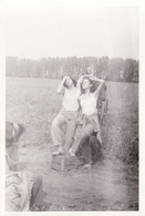 Old Real Original Photo - 2 Young Girls In The Field - Ca. 13x8.7 Cm - Personas Anónimos