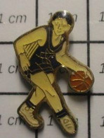 1917 Pin's Pins / Beau Et Rare / THEME : SPORTS / BASKET-BALL BASKETTEUR DRIBLE - Basketball